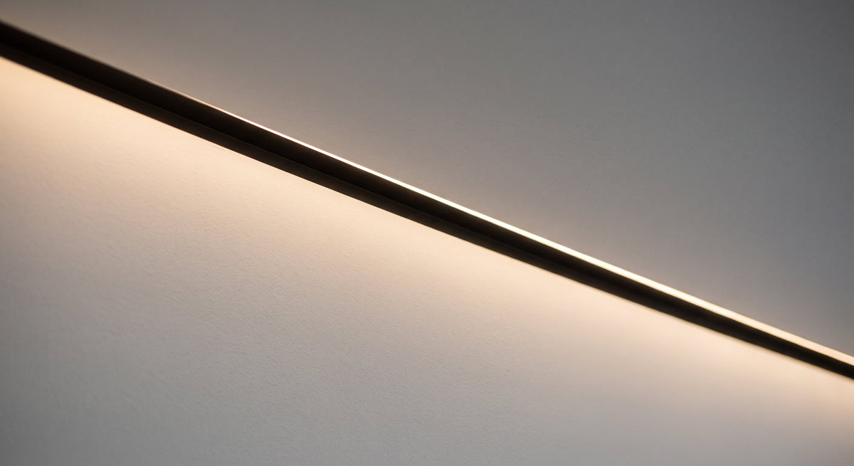Beleuchtete Schattenfuge zwischen Wand und Decke im Trimless-Look