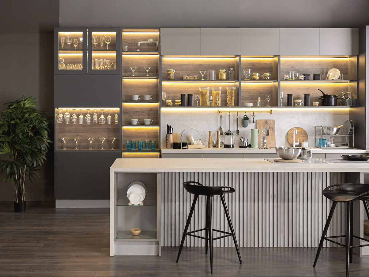 Indirekte LED-Streifen-Beleuchtung in einem modernen Wohnzimmer mit unterschiedlichen Helligkeitsstufen zur Veranschaulichung der richtigen Watt-pro-Meter-Dimensionierung