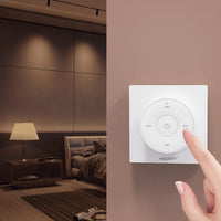 MiBoxer K2 Mini-Funkfernbedienung CCT mit Wandhalter in Weiß – im Schlafzimmer an der Wand, Bedienung per Fingertipp