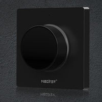 MiBoxer K1-B Funk-Drehschalter 4 Zonen, CCT, in Schwarz – an einer dunklen Wand montiert