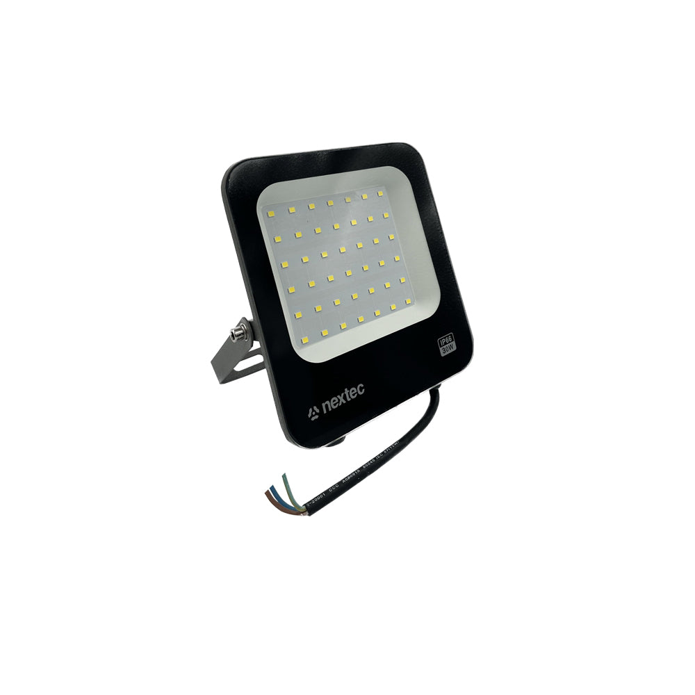 LED Fluter 30 W 5000 K IP65 in schwarzem Aluminiumgehäuse mit schwenkbarem Bügel