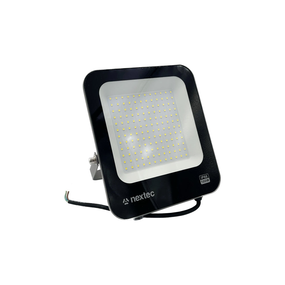 LED Fluter 100 W 5000 K IP65 in schwarzem Aluminiumgehäuse mit schwenkbarem Bügel