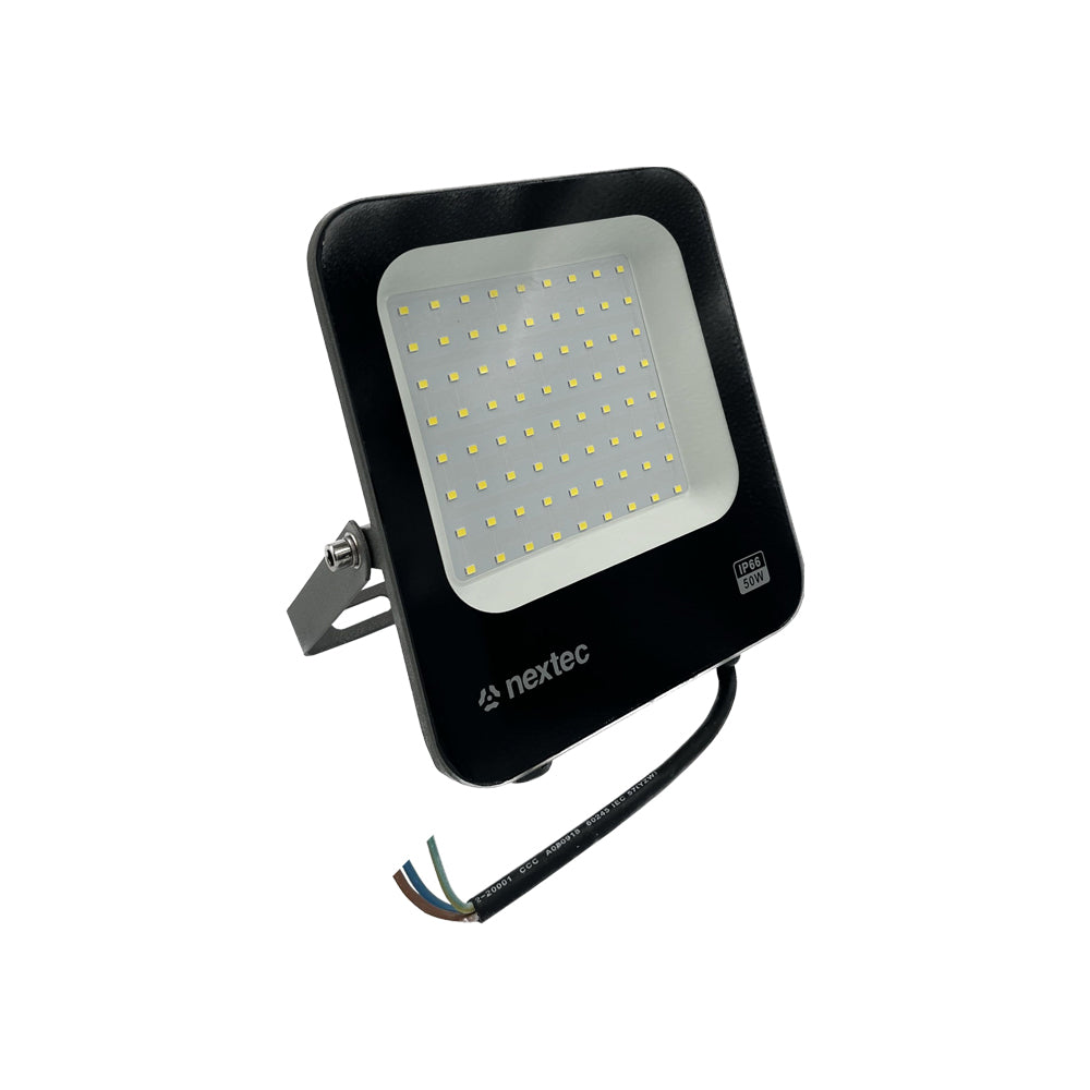 LED Fluter 50 W 5000 K IP65 in schwarzem Aluminiumgehäuse mit schwenkbarem Bügel