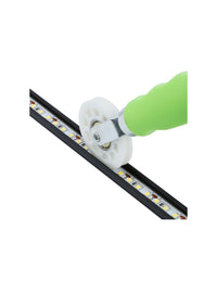Andrückrolle drückt einen SMD LED Streifen in ein schwarzes Aluprofil