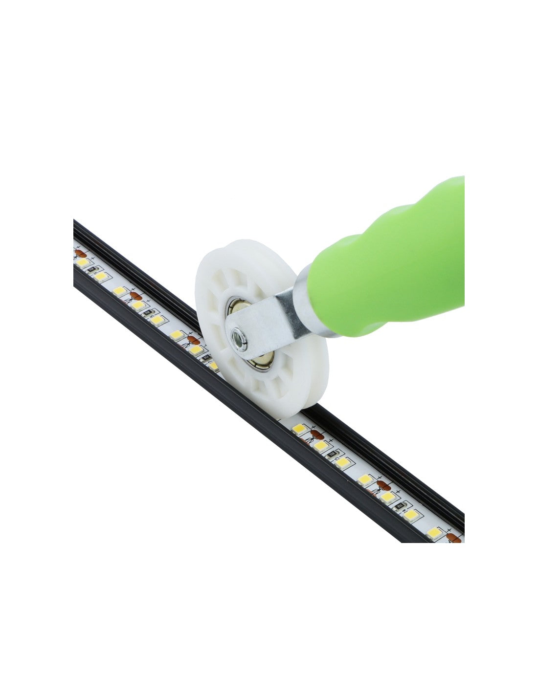 Andrückrolle drückt einen SMD LED Streifen in ein schwarzes Aluprofil